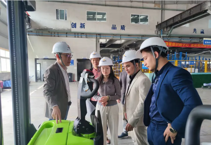 Brazilian Client Delegation Visits Xiche Forklift Factory to Deepen Cooperation in New Energy Logistics Equipment
